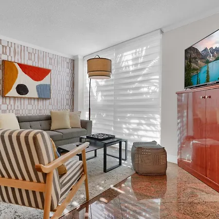 Treetop Retreat! Cozy 2 Bedroom In Heart Of Grove